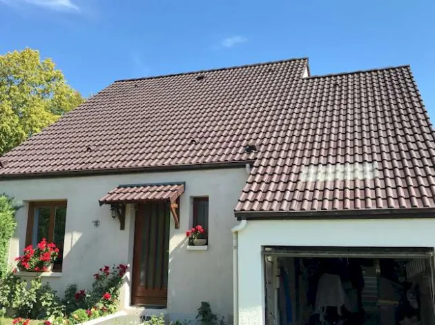 Chantier proche de l'église Saint-Martin à Beuvry-la-Forêt : faîtage descellé sur maison ancienne – Couverture Cassagrande